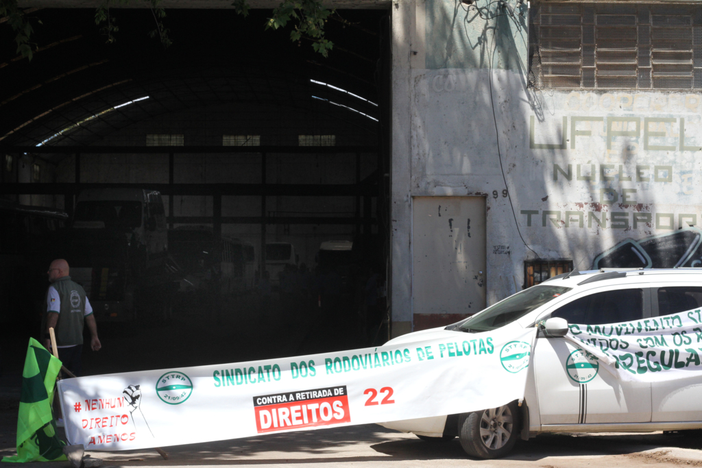 (Foto: Jô Folha) - Com cartazes em frente a garagem motoristas e sindicalistas crizaram os braços em busca de reposição salarial